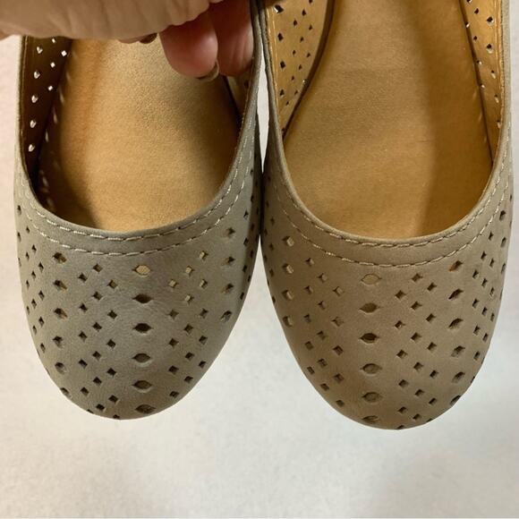 LUCKY BRAND Perforated Ballet Flats Sz 8.5 Tan Y2K Preppy Slip On - Picture 2 of 9